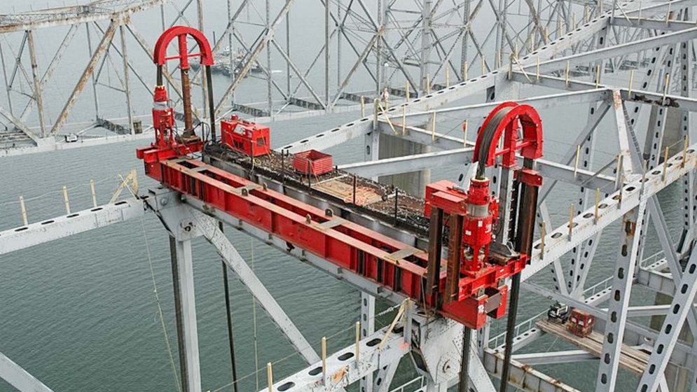 Strand Jacks rigging system by ocean